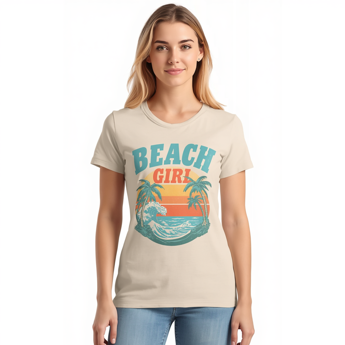 Frau trägt ein beigefarbenes T-Shirt mit "Beach Girl" Retro-Grafik, Palmen, Wellen, Rundhalsausschnitt und kurzen Ärmeln zu blauen Jeans.