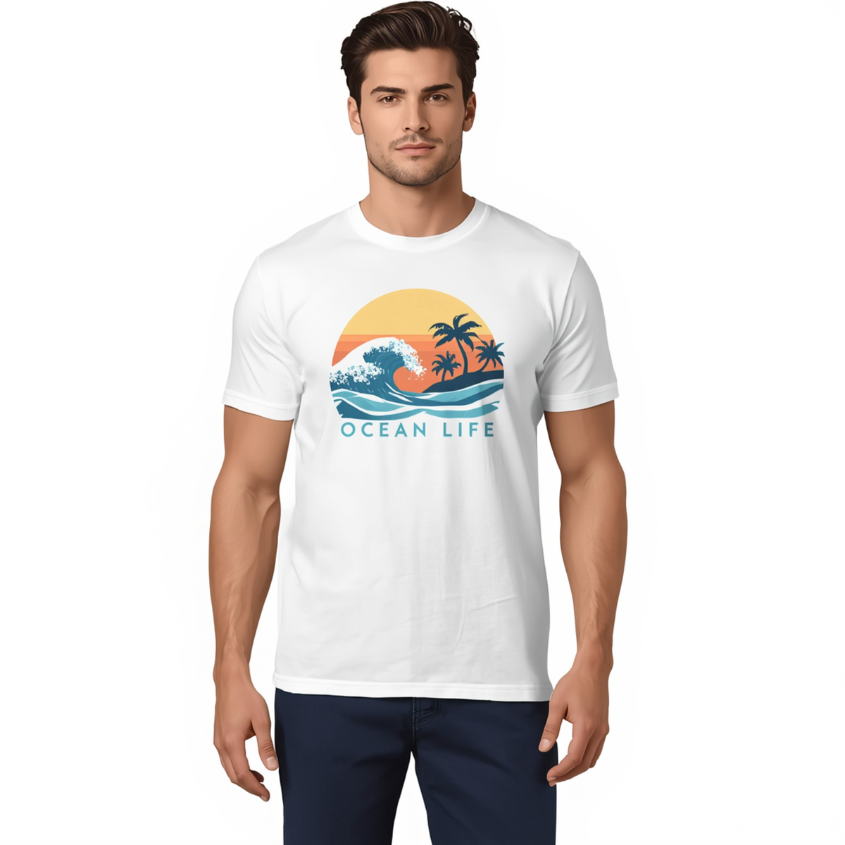 Mann trägt ein weißes T-Shirt mit einer "Ocean Life" Palmen- und Wellengrafik, Rundhalsausschnitt und kurzen Ärmeln zu dunklen Hosen.