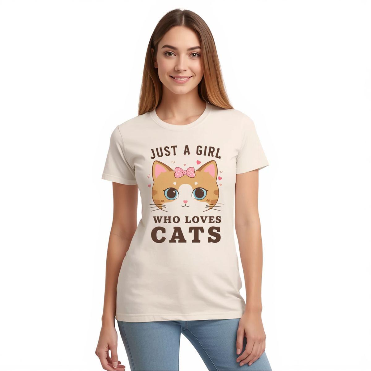 Frau trägt ein helles T-Shirt mit Katzen-Grafik, blauen Augen, rosa Schleife, Spruch, Rundhalsausschnitt und kurzen Ärmeln zu blauen Jeans.